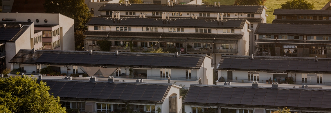 Mehrfamilienhäuser-Quartier in St.Gallen Neudorf mit Aufdach-Solarpanels